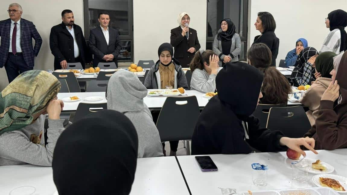 Sivas Milletvekili  Rukiye TOY  pansiyonda öğrencilerimizle birlikte iftar yaptı