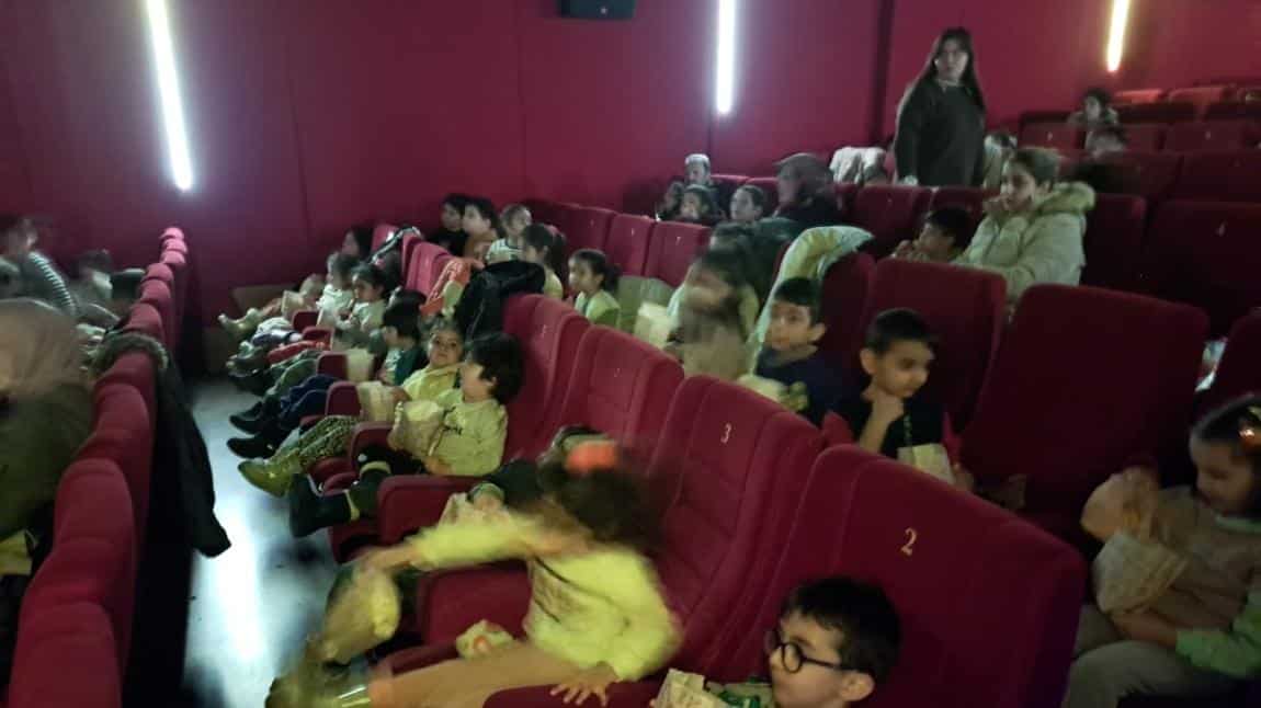 Anasınıfı Öğrencilerimiz  Kral Şakir adlı sinema filmini izlediler
